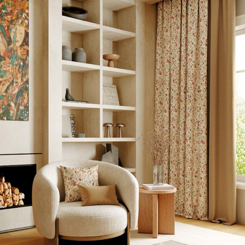 Cortina de flores rojas y beige, estilo campestre.