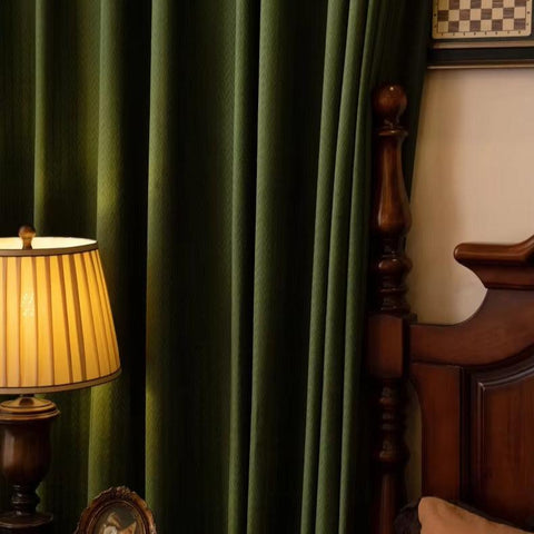 Sala de estar con cortina de terciopelo verde