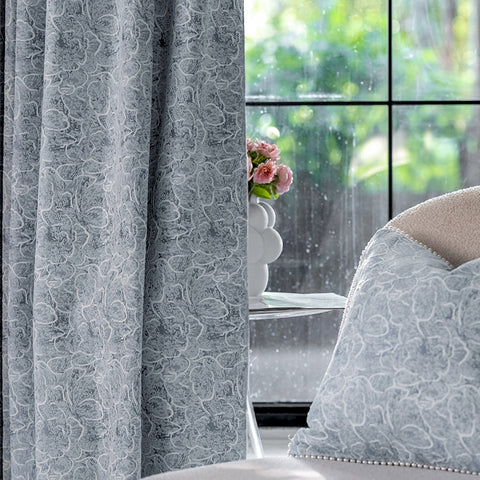 Cortina azul floral pastel de estilo romántico
