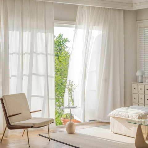Cortina blanca para dormitorio luminoso