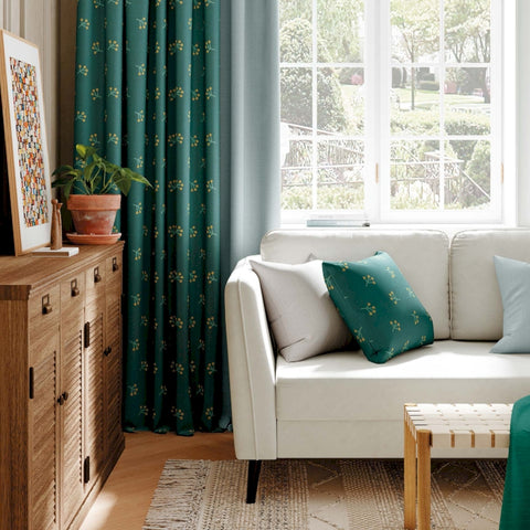 Cortina verde, estampado floral amarillo, sala de estar moderna