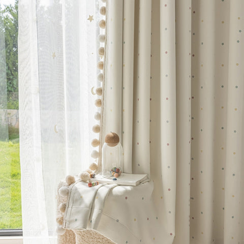 Cortinas para dormitorio de bebé color crema con lunares pastel y pompones opaco