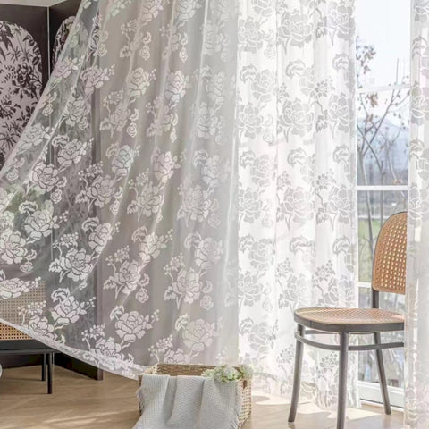 Romántica sala de estar transparente con estampado blanco