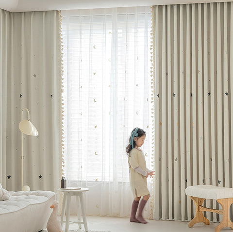 Cortina blanca para dormitorio infantil con estampado de estrellas