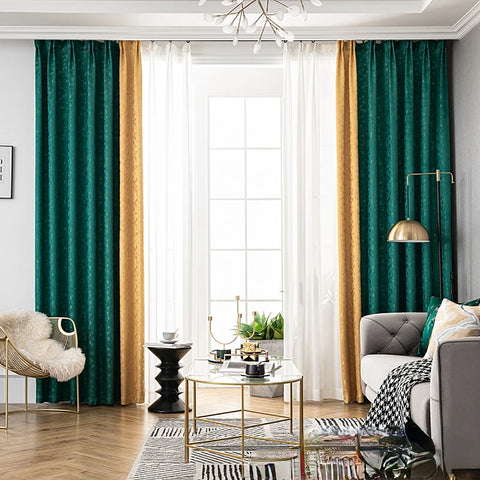 Sala de estar con cortina verde y dorada
