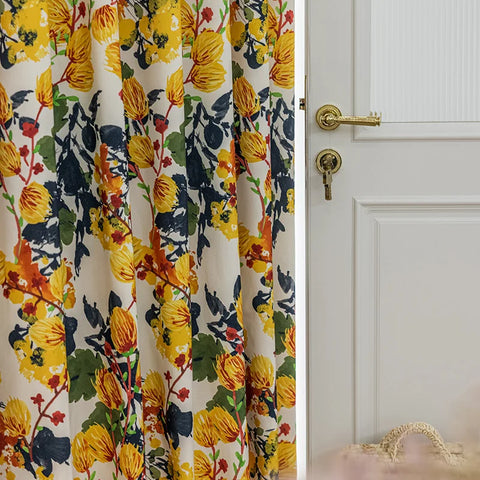 Cortina con estampado floral amarillo