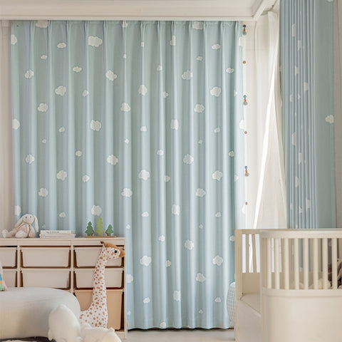 Cortina infantil azul con suave estampado de nubes.