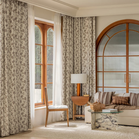 Cortina opaca flores negras en chenilla lisa