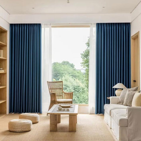 Sala de estar con cortina de lino azul