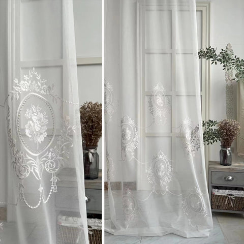 Romántico visillo con medallón floral bordado en blanco