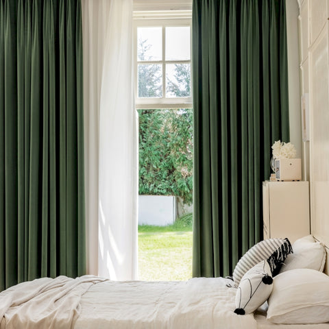 Elegante cortina opaca de terciopelo liso verde oscuro