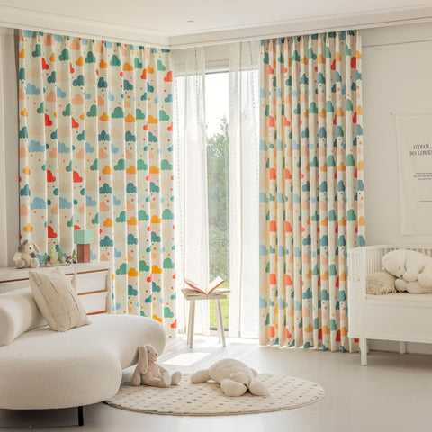Cortina infantil con colorido estampado de nubes de algodón y lino