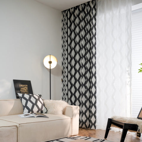 Cortina bohemia con flecos con estampado de rombos negros