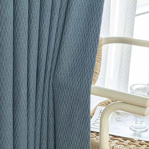 Cortina azul con patrón de chevron grueso.