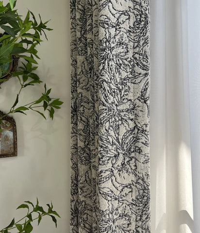 Elegante cortina blanca y negra.