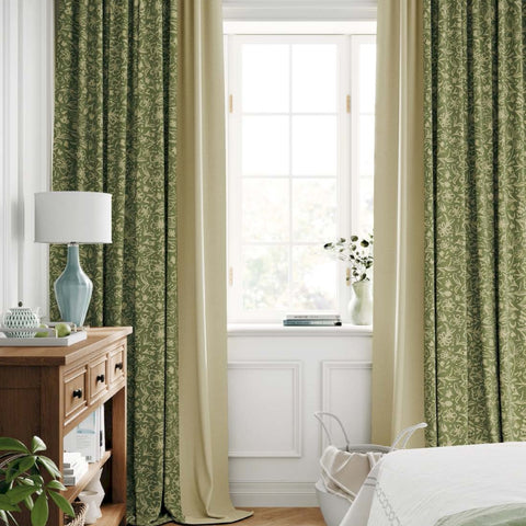 Cortina verde con estampado floral blanco estilo campestre.