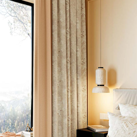 Cortina tono sobre tono floral beige para dormitorio