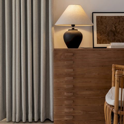 Salón con efecto texturizado de cortina tejida beige