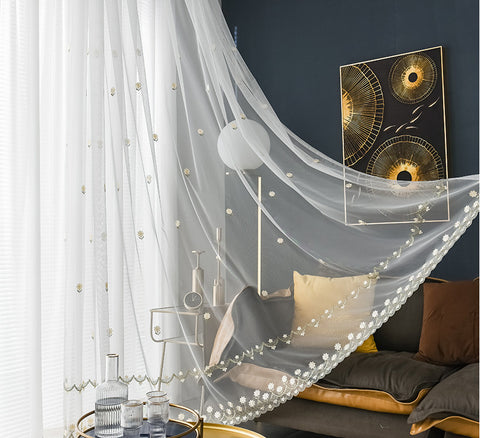 Sala de estar moderna con cortina transparente blanca