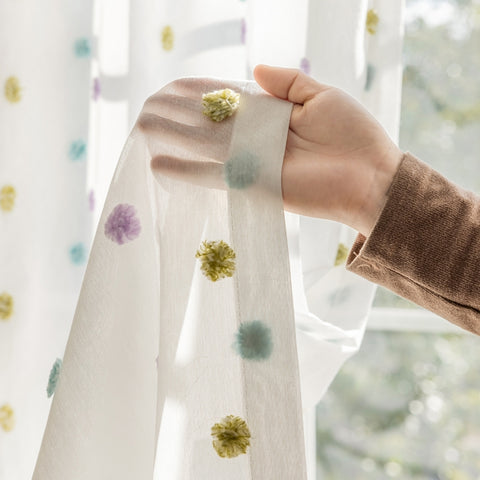 Cortinas con pompones de colores