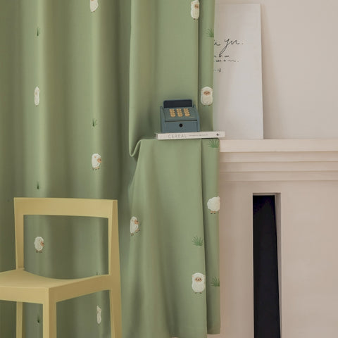 Cortina infantil verde con estampado de ovejas opaca de algodón y lino