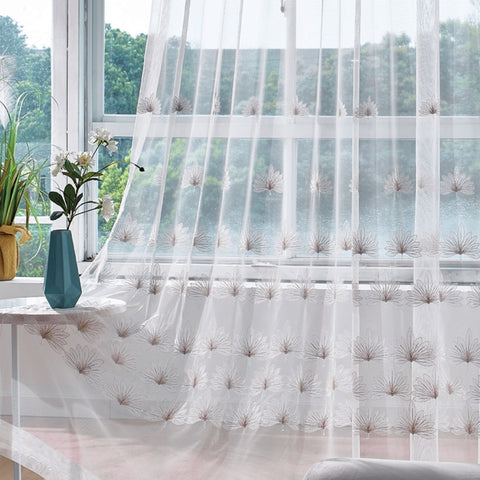 Sala de estar con ventana con patrón de hojas transparentes