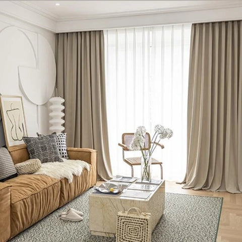 Cortina de terciopelo cálido beige