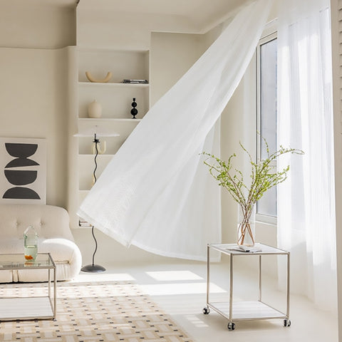 Moderna cortina de rayas blancas transparentes para salón.