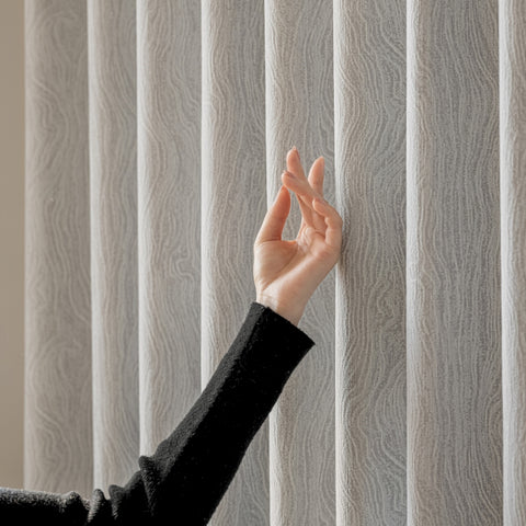 Cortina opaca gris claro con estampado de madera texturizada