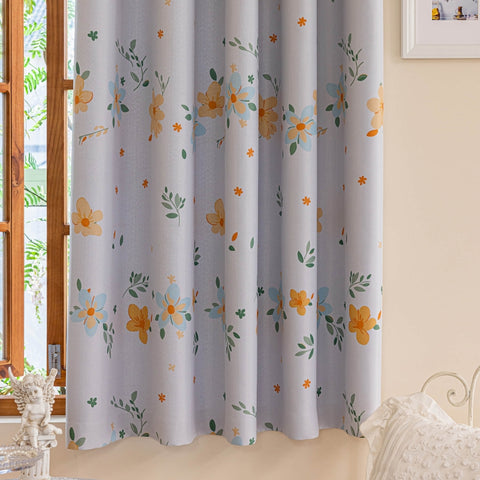 Cortinas opacas para dormitorio infantil con flores en colores pastel.