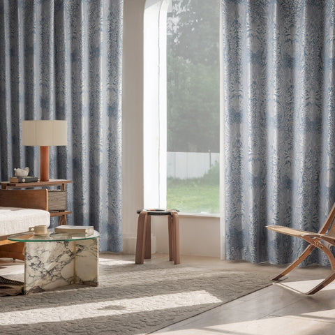 Elegante cortina opaca con bordado de follaje azul