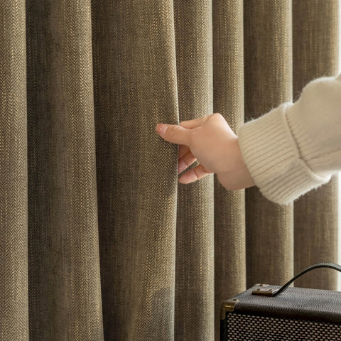Cortinas opacas en salón de tela con textura de chevron.