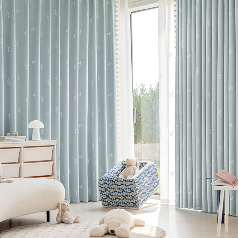 Cortina opaca para dormitorio infantil en color azul claro.