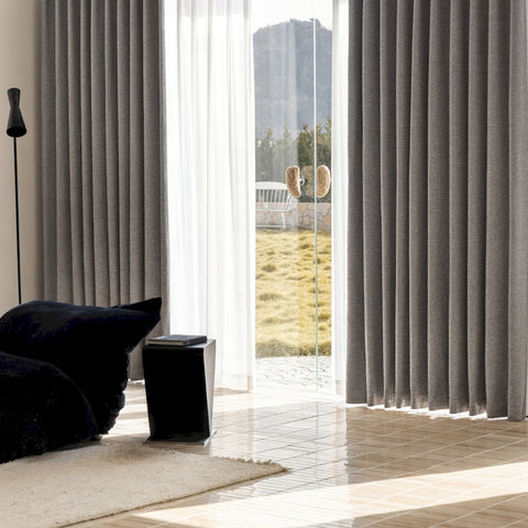 Cortina opaca gris salón textura sobria