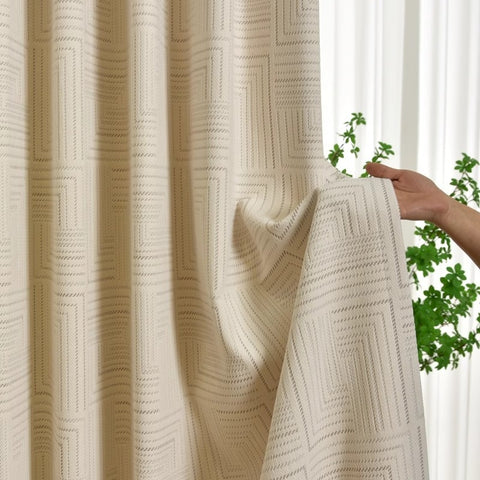 Cortina opaca beige con moderno estampado jacquard