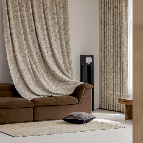 Cortina gruesa de chenilla beige con estampado marrón.