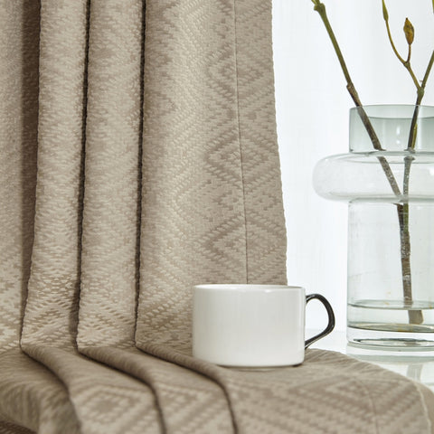 Cortina de pana beige con motivos geométricos.