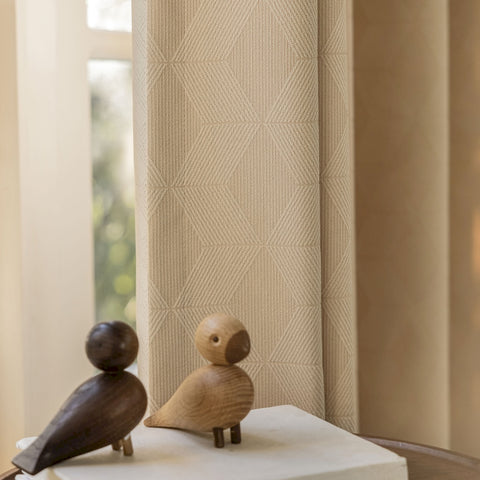 Elegante cortina de jacquard geométrico.