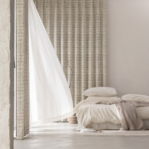 Cortina de chenilla gruesa con rejilla beige.