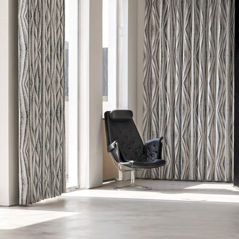Cortina opaca con estampado gráfico en blanco y negro texturizado