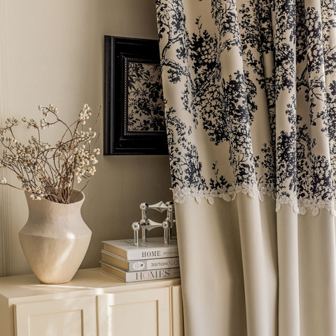 Cortina opaca con estampado de naturaleza en beige y negro.
