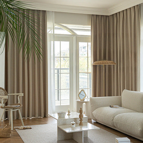 Sala de estar con cortina gruesa de color beige