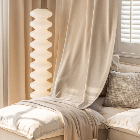 Elegante cortina de lino beige.