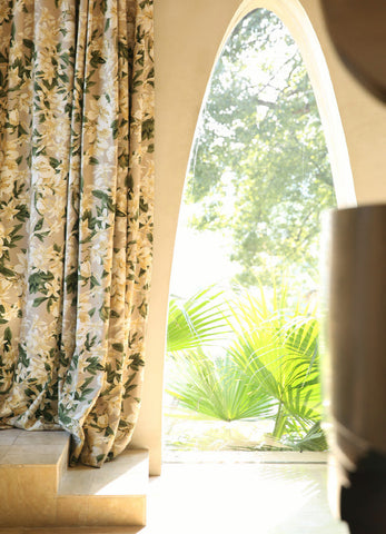 Cortina beige con estampado de flores.