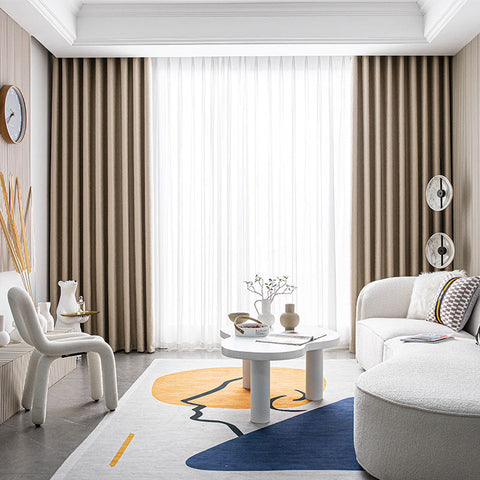 Sala de estar moderna con cortina beige