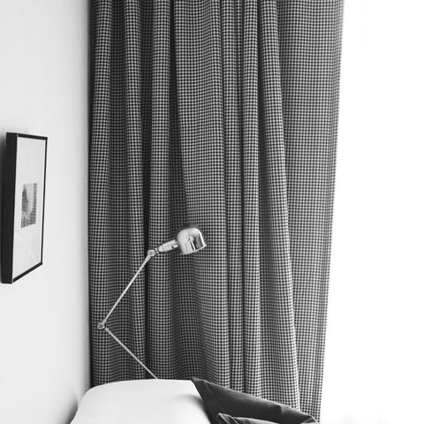 Diseño de cortina en blanco y negro.