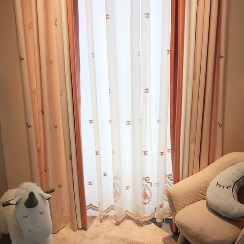 Cortina opaca para dormitorio de niñas.