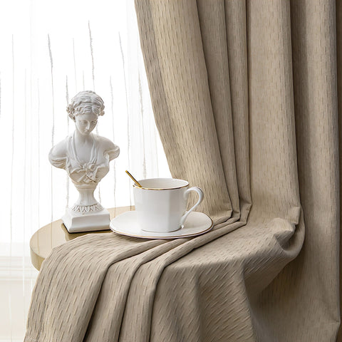 Sala de estar con cortina opaca insonorizada beige