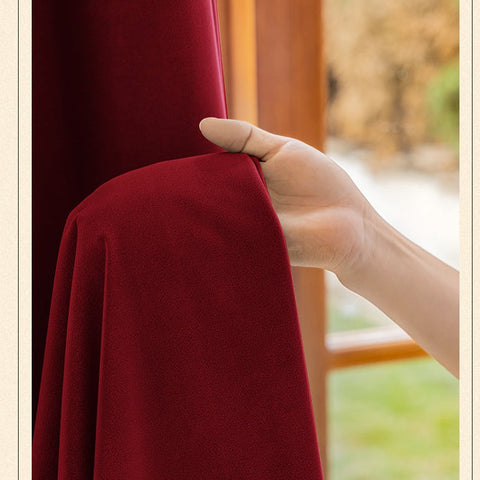 Cortina opaca de terciopelo rojo.