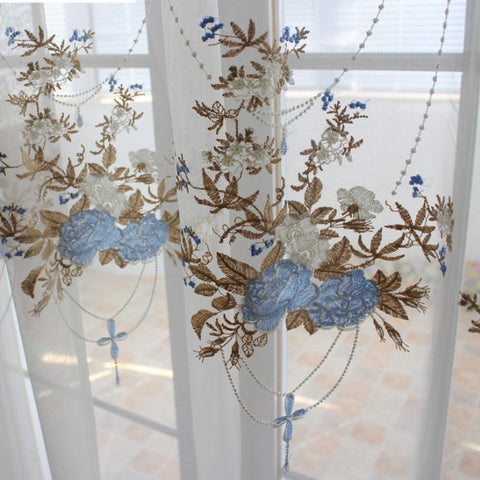 Cortina transparente blanca con estampado azul
